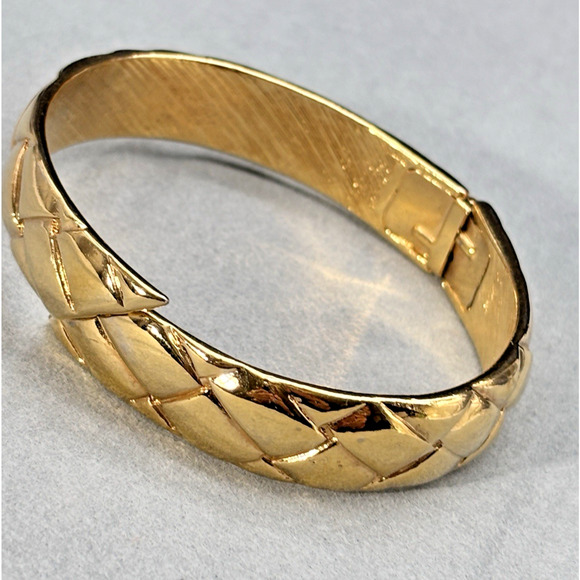 Vintage Monet Gold Tone Textured Hinged Bangle Bracelet Shiny Excellent - Picture 3 of 16